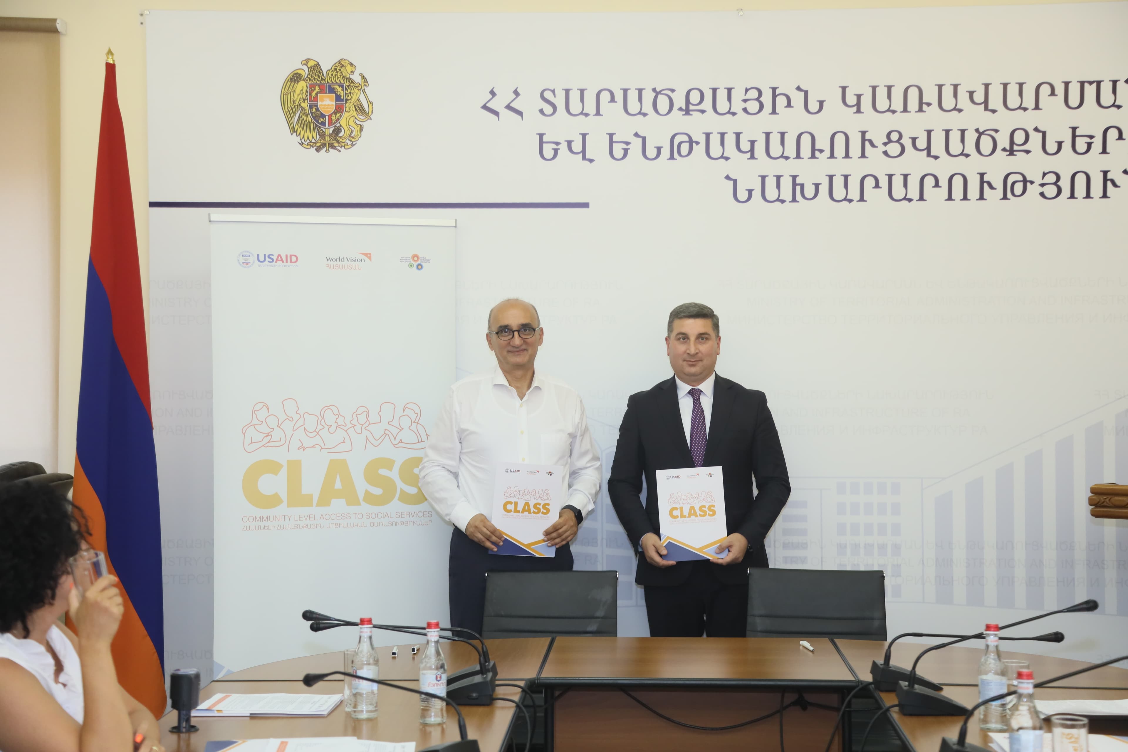 ՏԿԵ նախարարն ու «Վորլդ Վիժն ինթերնեյշնլ» միջազգային բարեգործական կազմակերպության հայստանյան մասնաճյուղի տնօրենը 
ստորագրել են փոխըմբռման հուշագիր