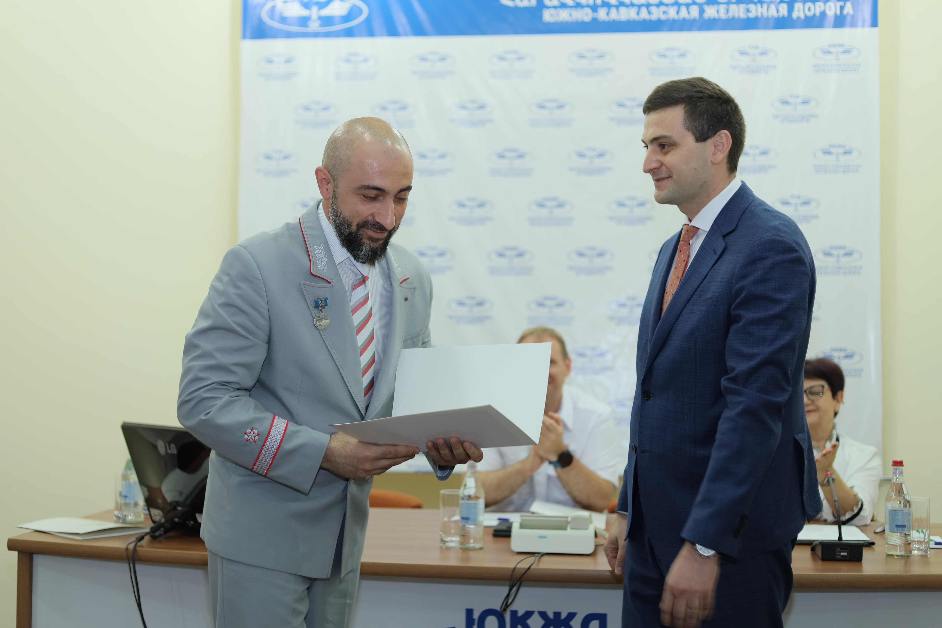 ՀՀ ՏԿԵ նախարարի տեղակալ Արմեն Սիմոնյանը շնորհակալագրեր է հանձնել «Երկաթուղայինի օրվա» կապակցությամբ