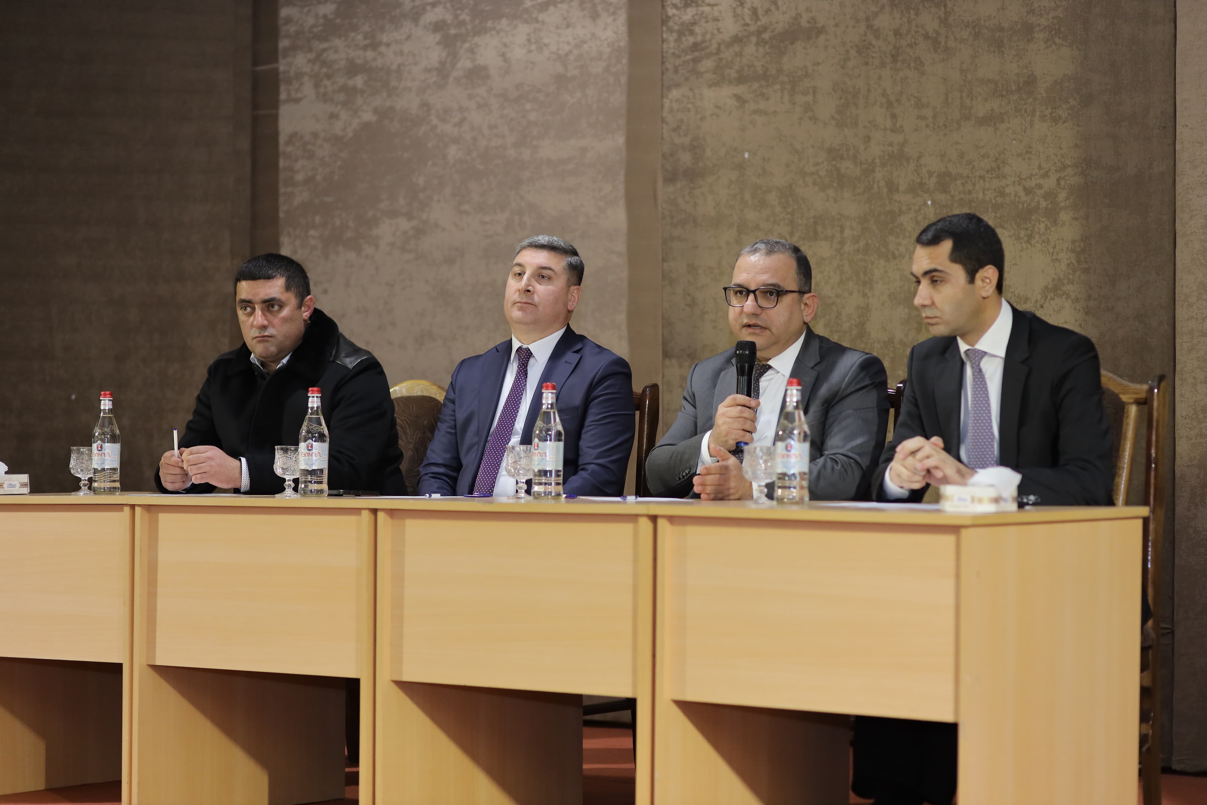 ՀՀ փոխվարչապետ Տիգրան Խաչատրյանն ու ՏԿԵ նախարար Գնել Սանոսյանը Ճամբարակում  հանդիպում են ունեցել համայնքում բնակություն հաստատած ԼՂ-ից բռնի տեղահանվածների հետ