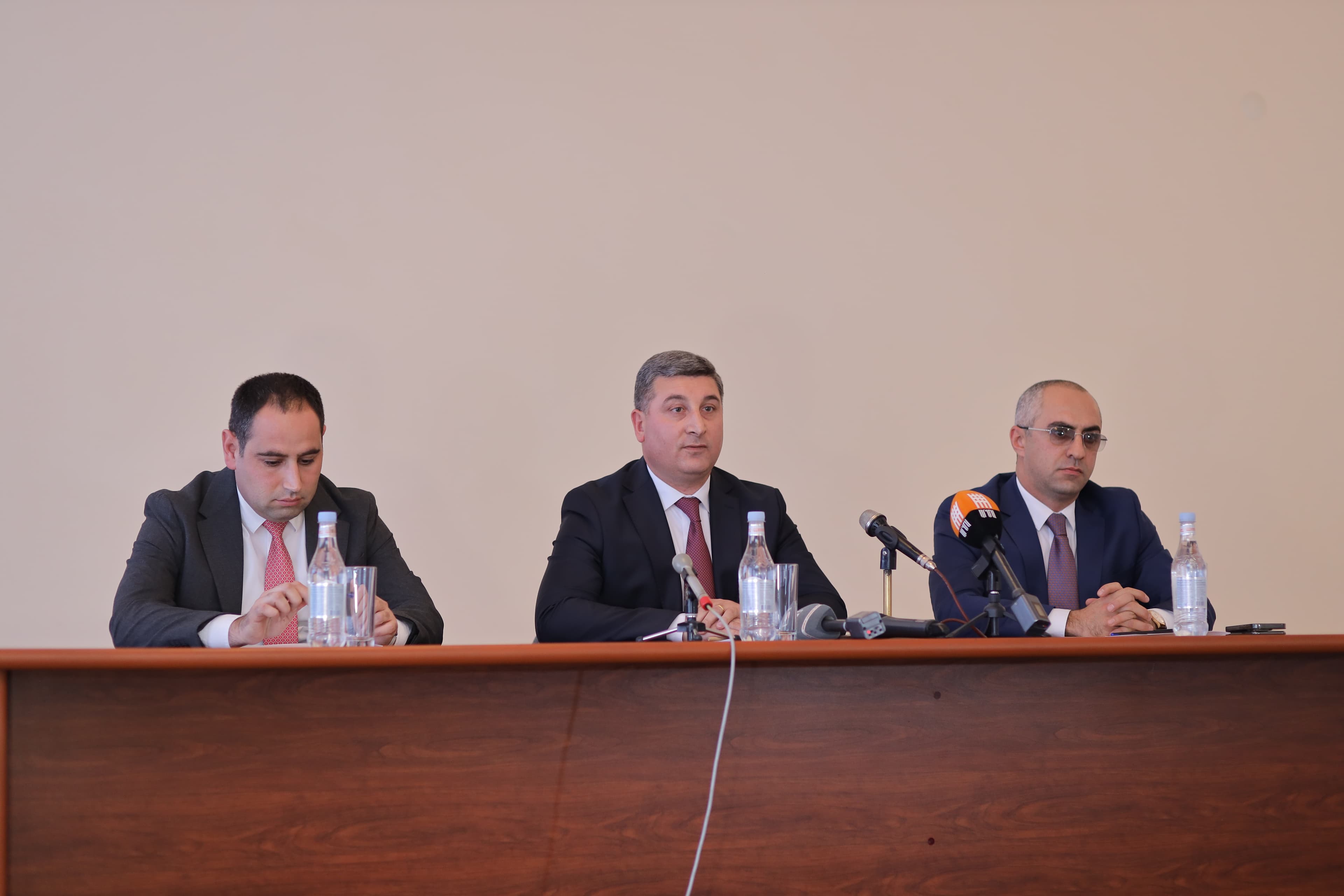 ՀՀ ՏԿԵ նախարար Գնել Սանոսյանը Արմավիրի մարզպետի աշխատակազմին է ներկայացրել նորանշանակ մարզպետ Դավիթ Խուդաթյանին