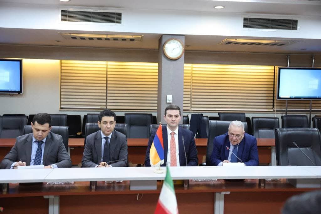 ՀՀ ՏԿԵ նախարարի տեղակալ Արմեն Սիմոնյանը Թեհրանում հանդիպել է ԻԻՀ ճանապարհների և քաղաքաշինության նախարար Ֆարզանեհ Սադեղի և նրա տեղակալի  հետ