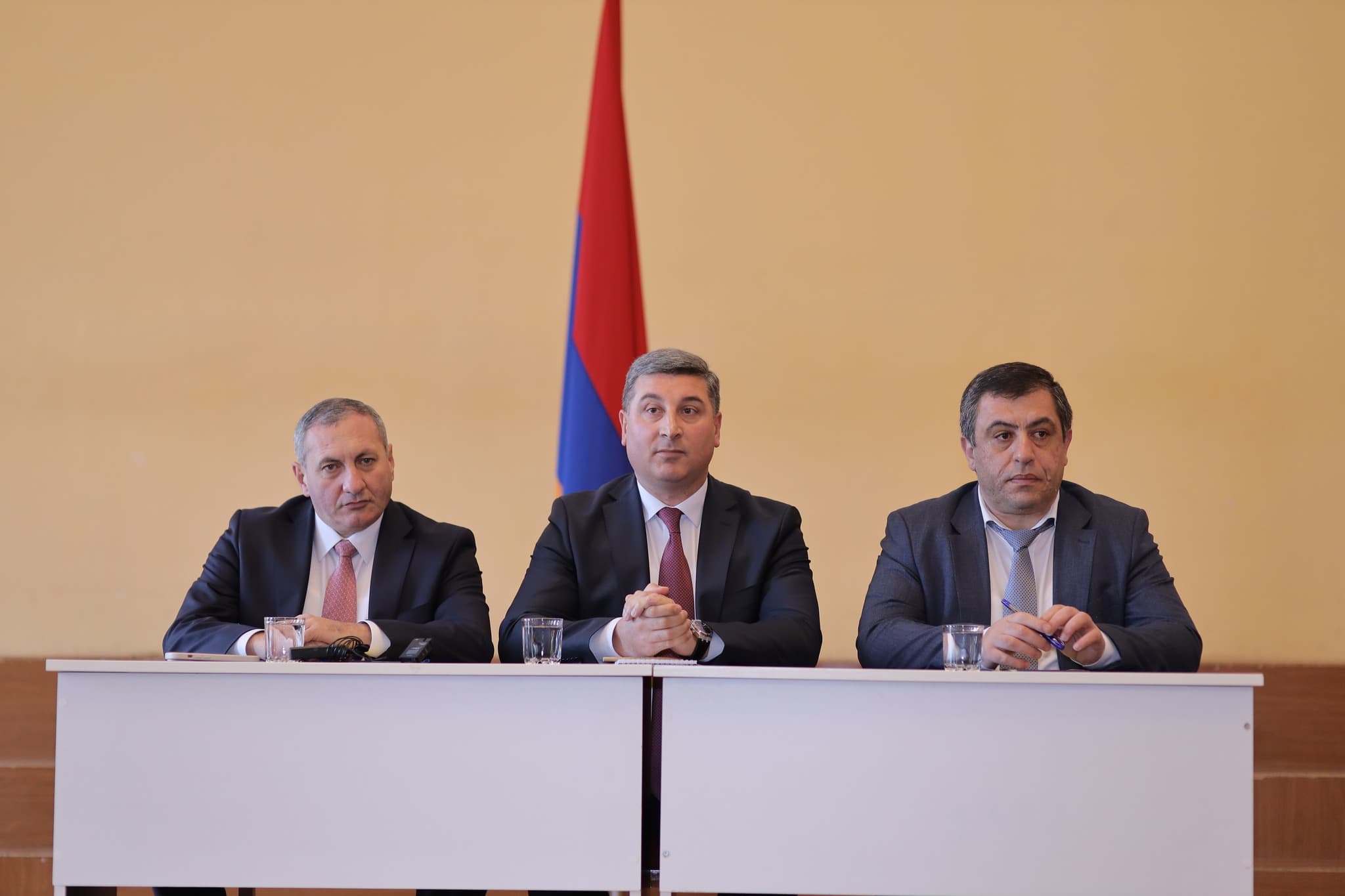 ՀՀ ՏԿԵ ՆԱԽԱՐԱՐ ԳՆԵԼ ՍԱՆՈՍՅԱՆԸ ԼՈՌՈՒ ՄԱՐԶՊԵՏԻ ԱՇԽԱՏԱԿԱԶՄԻՆ Է ՆԵՐԿԱՅԱՑՐԵԼ ՆՈՐԱՆՇԱՆԱԿ ՄԱՐԶՊԵՏ ԱՐԱՄ ՂԱԶԱՐՅԱՆԻՆ