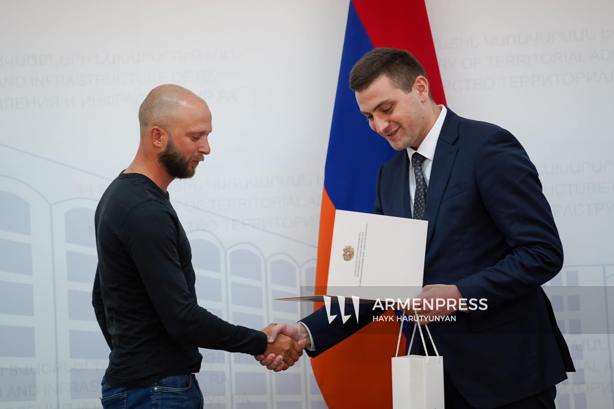 ՀՀ ՏԿԵ նախարարի տեղակալ Արմեն Սիմոնյանը պարգևատրել է «Ռուսական երկաթուղիներ» ԲԲԸ և «Ռոսժելդորպրոեկտ» ԲԸ ներկայացուցիչներին